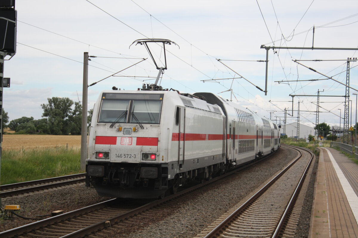 146 572 mit einem InterCity bei der Durchfahrt im Bahnhof Niemberg am 5.7.21