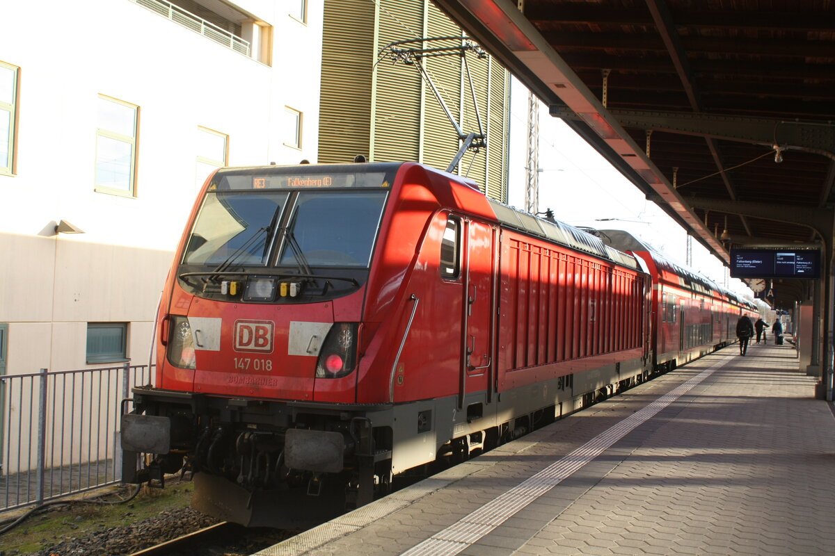 147 018 mit dem RE3 nach Falkenberg (E) im Bahnhof Stralsund Hbf am 21.12.21