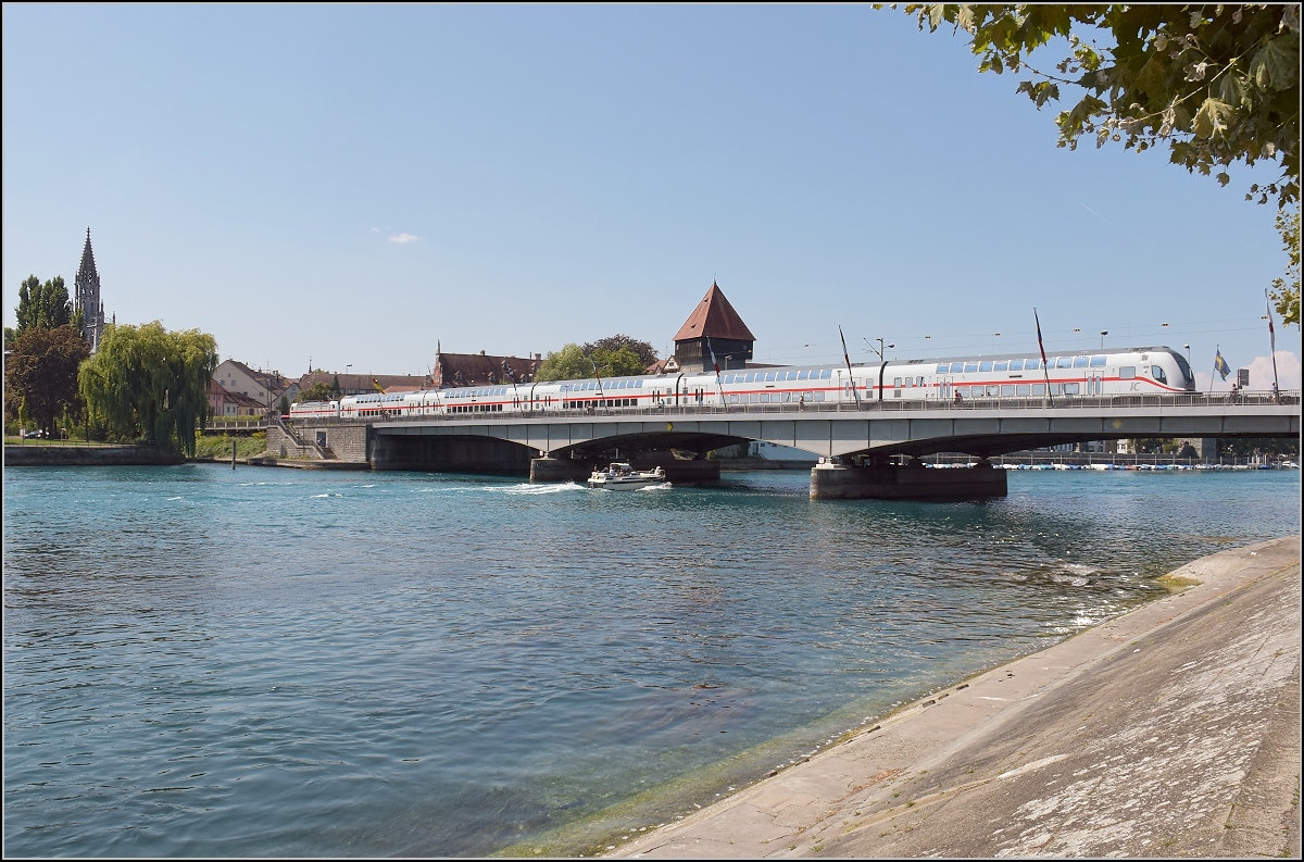 147 557 mit dem schweizgängigen Dostopark auf dem alternativen Streckenast in Konstanz an. Hier in voller Größe auf der Rheinbrücke. August 2018.
(überarbeitet wegen High Noon Licht...)