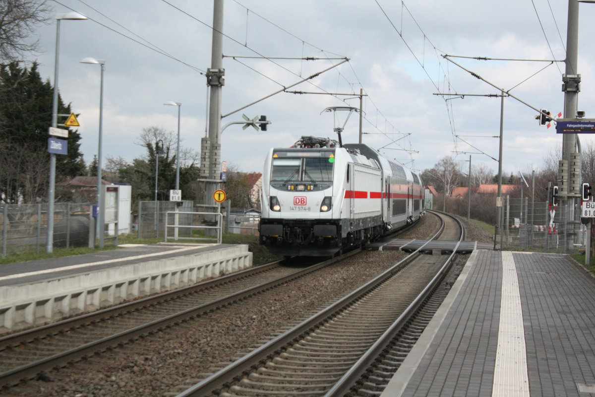 147 574 mit einem InterCity bei der Durchfahrt im Bahnhof Zberitz am 19.3.21