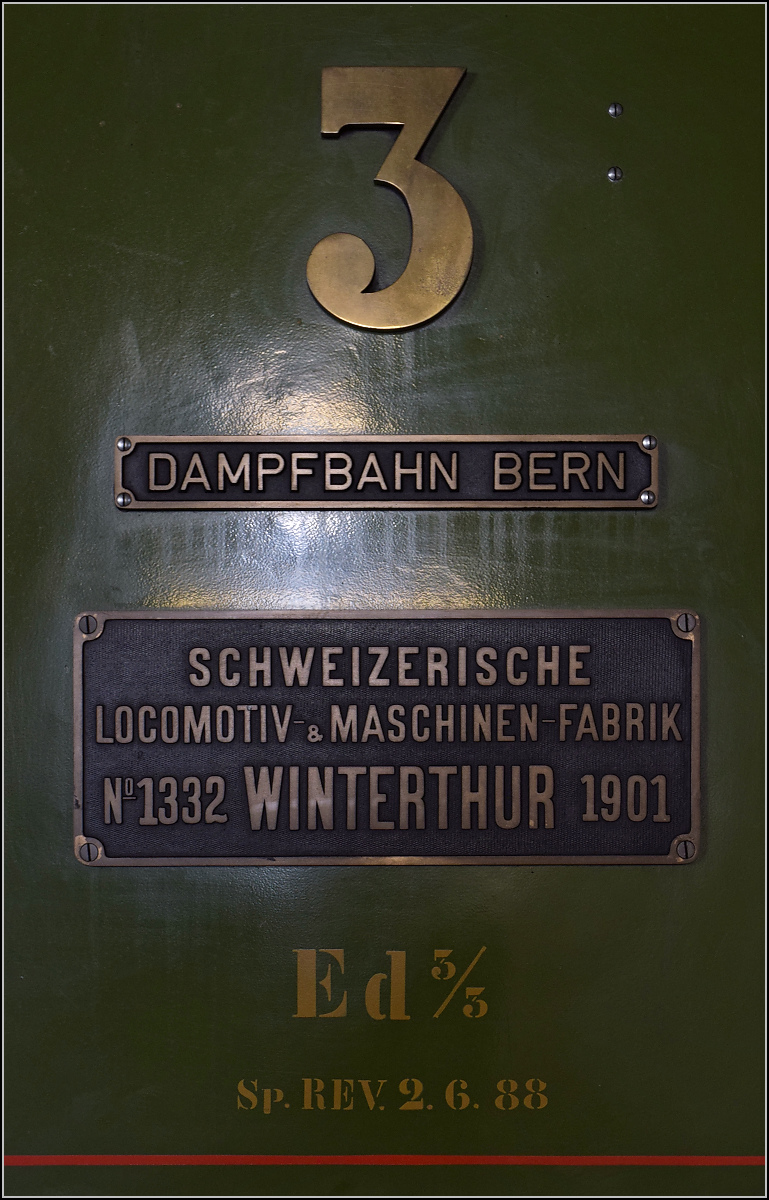 150 Jahre Emmentalbahn. 

Das Fabrikschild von Ed 3/3 3 der Gürbetalbahn. Konolfingen, Mai 2025.