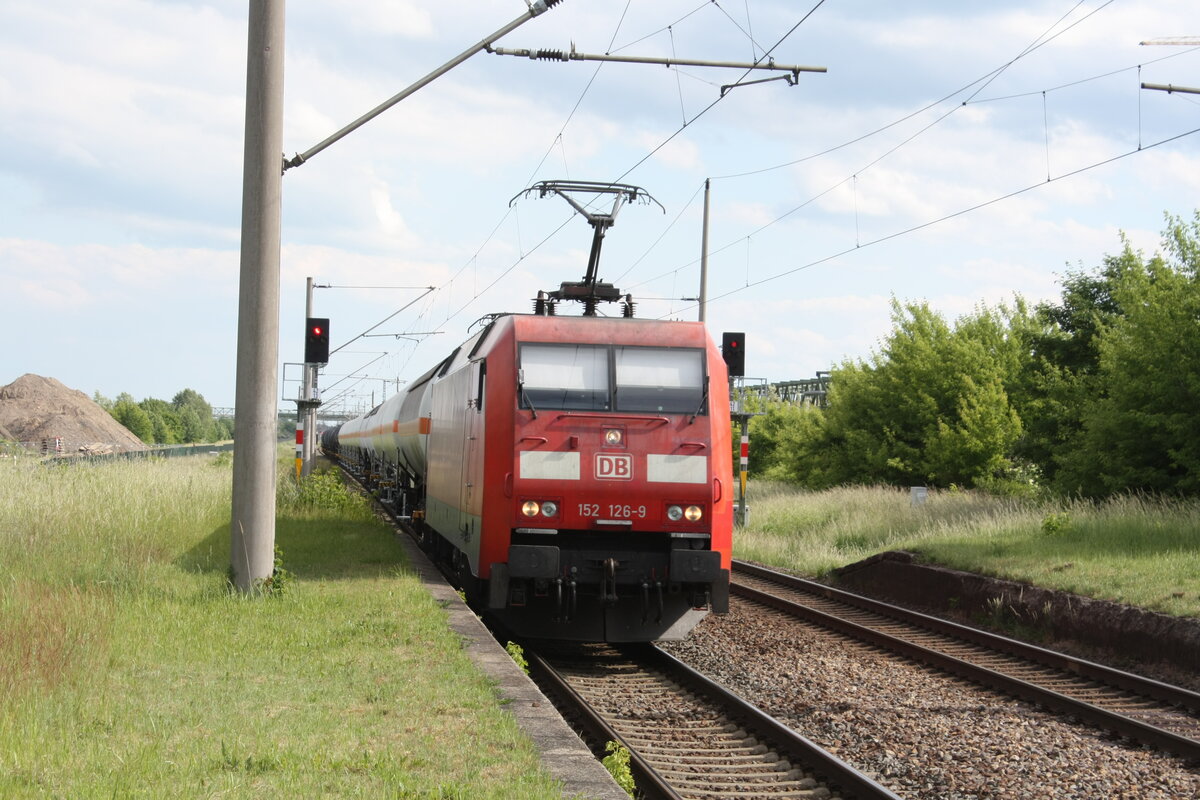 152 126 mit einem Gterzug bei der Durchfahrt am Haltepunkt Leuna Werke Sd am 1.6.22