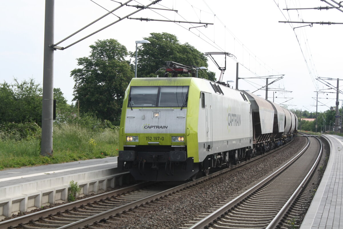 152 197 von Captrain mit einem Gterzug bei der Durchfahrt in Zberitz am 9.6.21