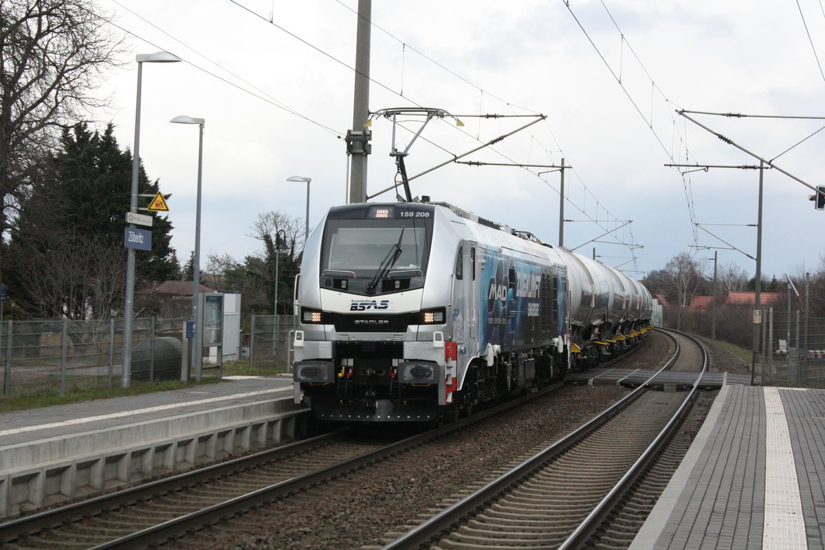 159 208 von BSAS mit einem Gterzug bei der Durchfahrt im Bahnhof Zberitz am 19.3.21