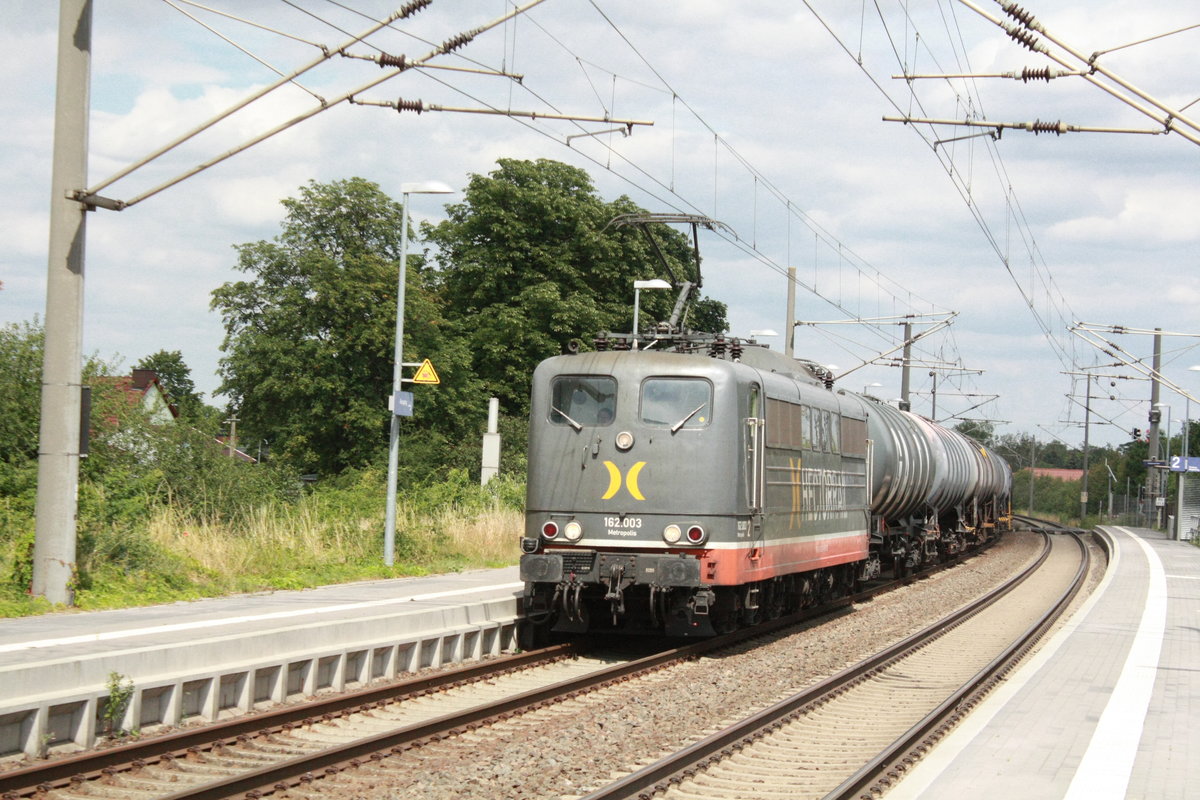 162.003 von Hectorrail mit einem Kesselzug bei der durchfahrt in Zberitz am 22.7.20
