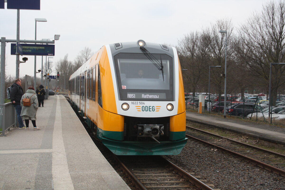 1622 004/504 der ODEG als RB51 von Rathenow kommend bei der Einfahrt in den Endbahnhof Brandenburg Hbf am 9.3.24