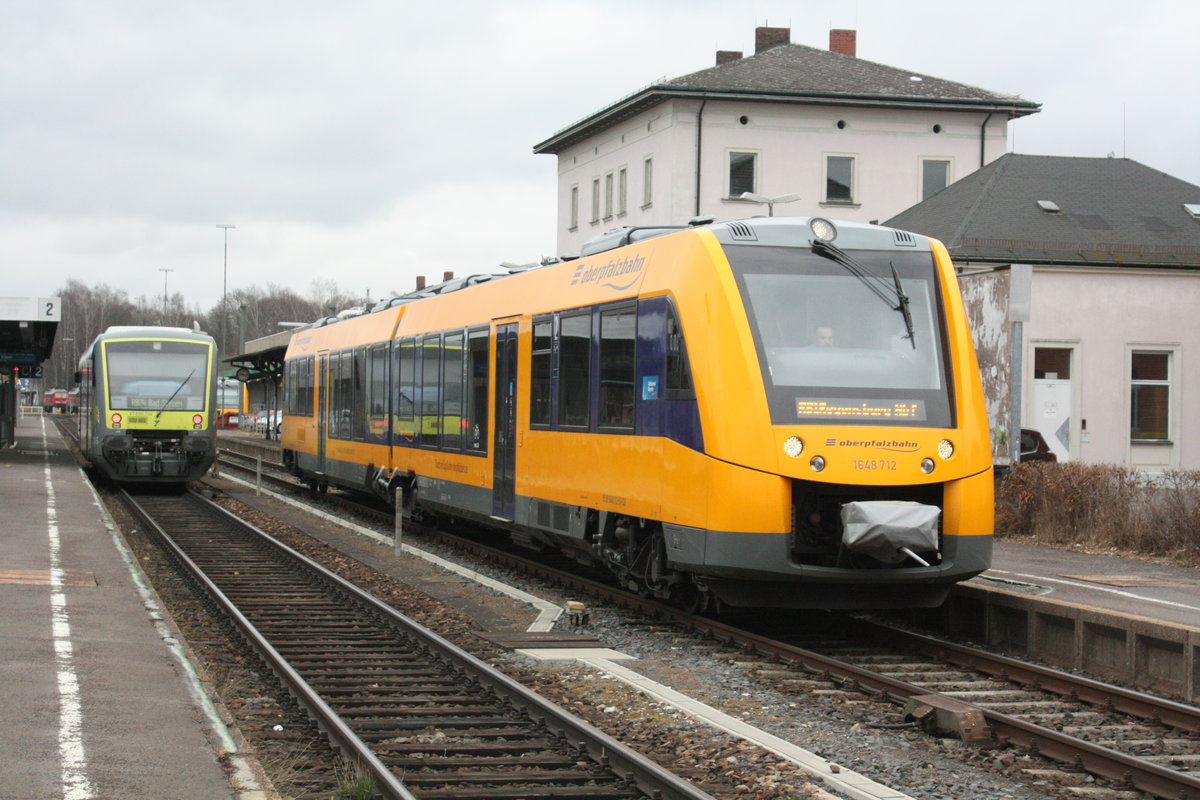 1648 712/212 der Oberpfalzbahn verlsst als RB mit ziel Regensburg Hbf den Bahnhof Marktredwitz am 23.3.21