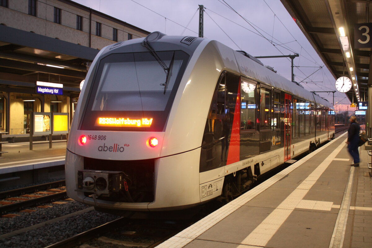 1648 906/406 als RB36 mit Ziel Wolfsburg Hbf im Bahnhof Magdeburg Hbf am 6.11.21