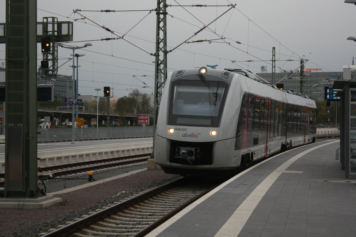 1648 923/423 von Bernburg Hbf kommend bei der Einfahrt in den Endbahnhof Halle/Saale Hbf am 21.4.22