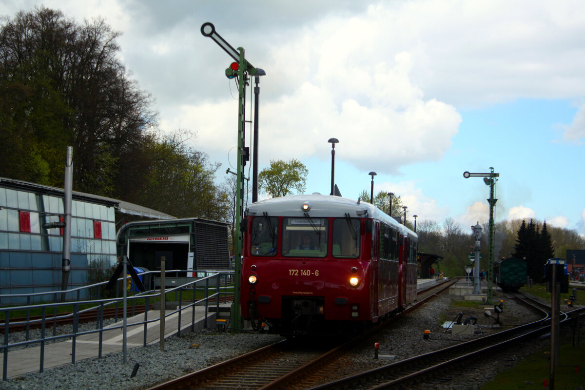 172 140 mit 172 141 verlassen den Bahnhof Putbus in Richtung Lauterbach Mole am 17.4.24