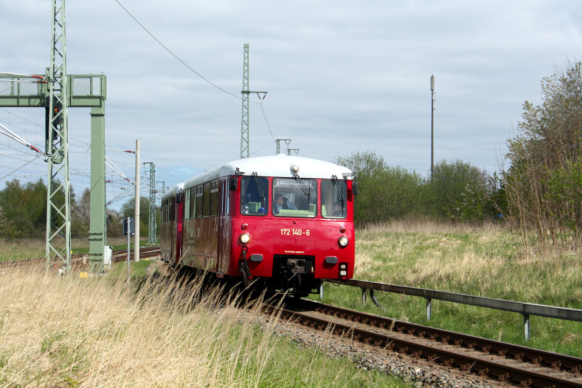 172 140 mit 172 141 verlassen mit ziel Lauterbach Mole den Bahnhof Bergen auf R�gen am 20.4.24