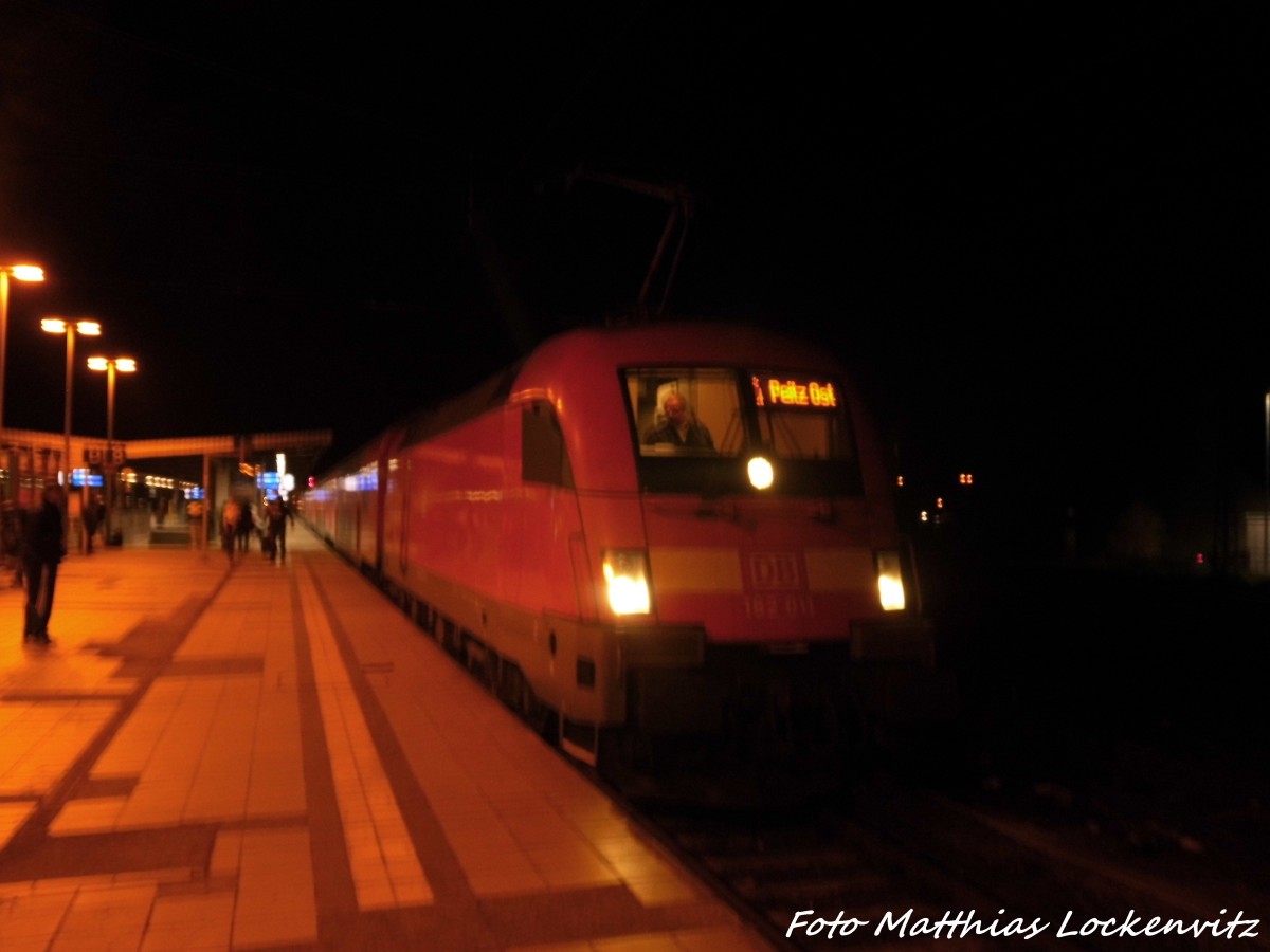182 011 als RE1 mit ziel Peitz Ost im Bahnhof Magdeburg Hbf am 8.11.15