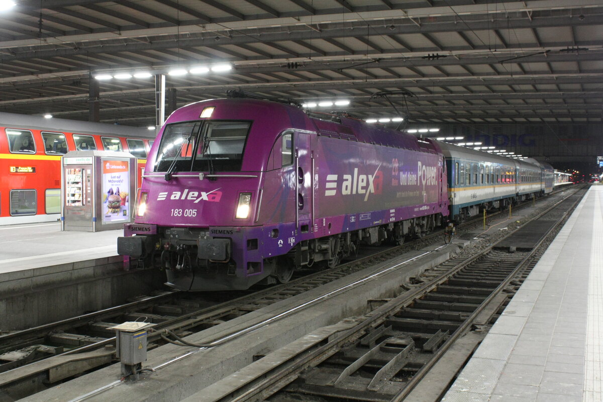 183 005 mit dem Alex im Bahnhof Mnchen Hbf am 24.3.21
