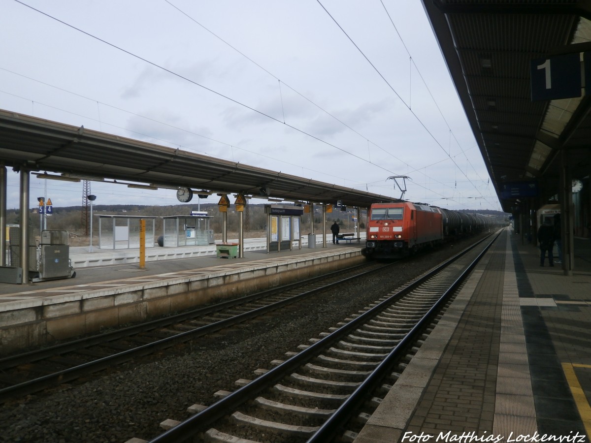 185 268-0 mit einem Gterzug beim durchfahren des Bahnhof Naumburg (Saale) am 24.2.15