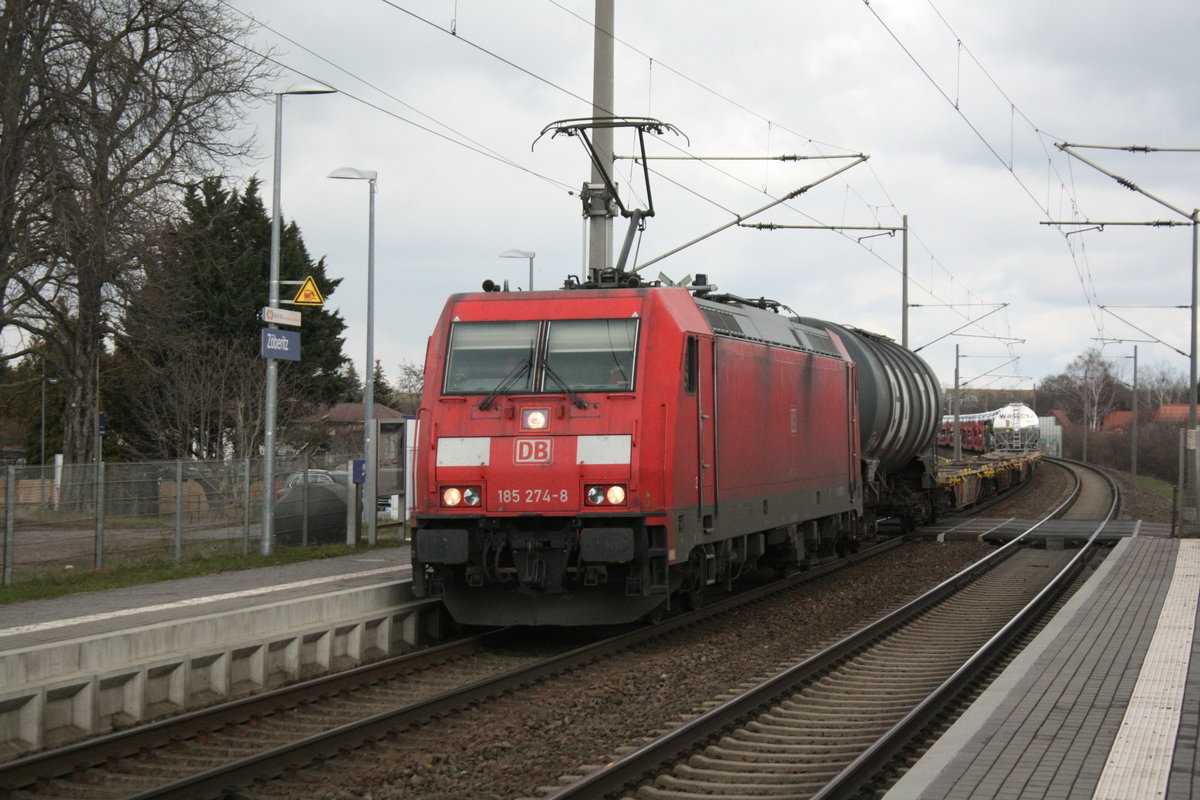 185 274 mit einem Gterzug bei der Durchfahrt im Bahnhof Zberitz am 19.3.21