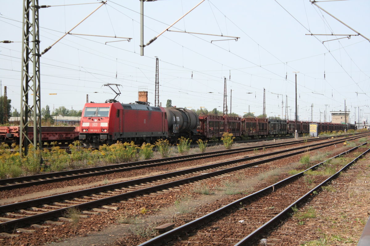 185 318 mit einem Gterzug bei der durchfahrt am Bahnhof Leipzig-Engelsdorf am 12.9.20