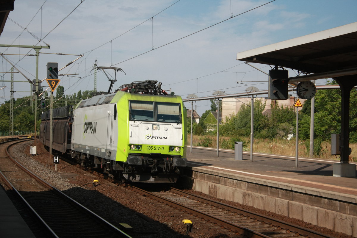 185 517 von Captrain mit einen Gterzug bei der durchfahrt im Bahnhof Weienfels am 6.7.19