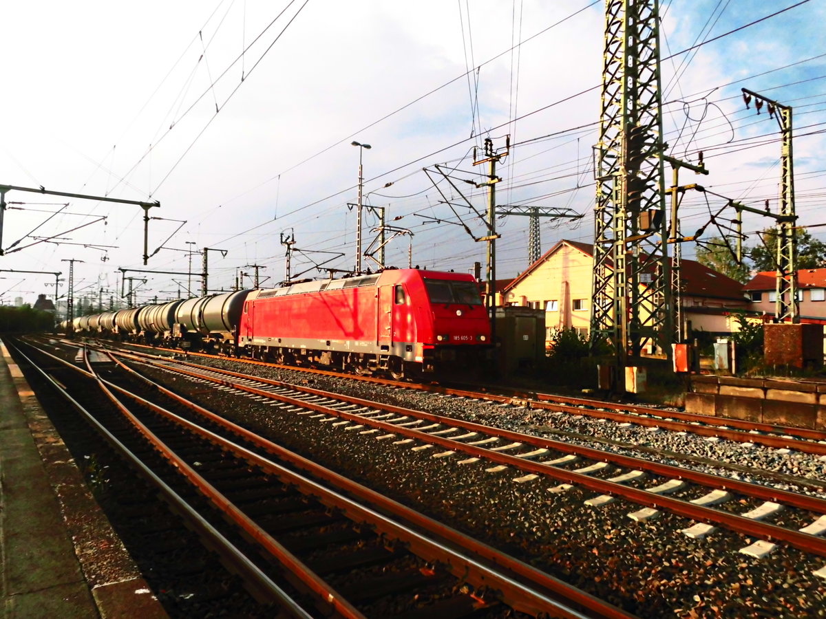 185 605 von RheinCargo mit einem Güterzug bei der durchfahrt im Bahnhof Fulda am 7.8.18