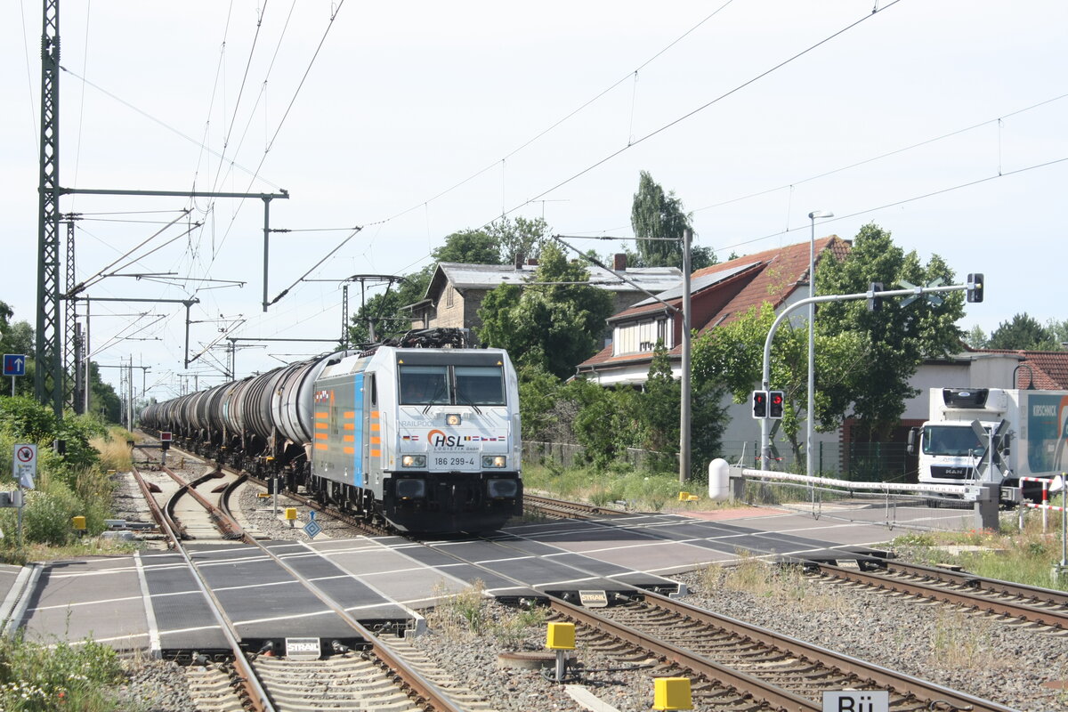 186 299 von HSL mit einem Kesselzug bei der Durchfahrt im Bahnhof Niemberg am 5.7.21