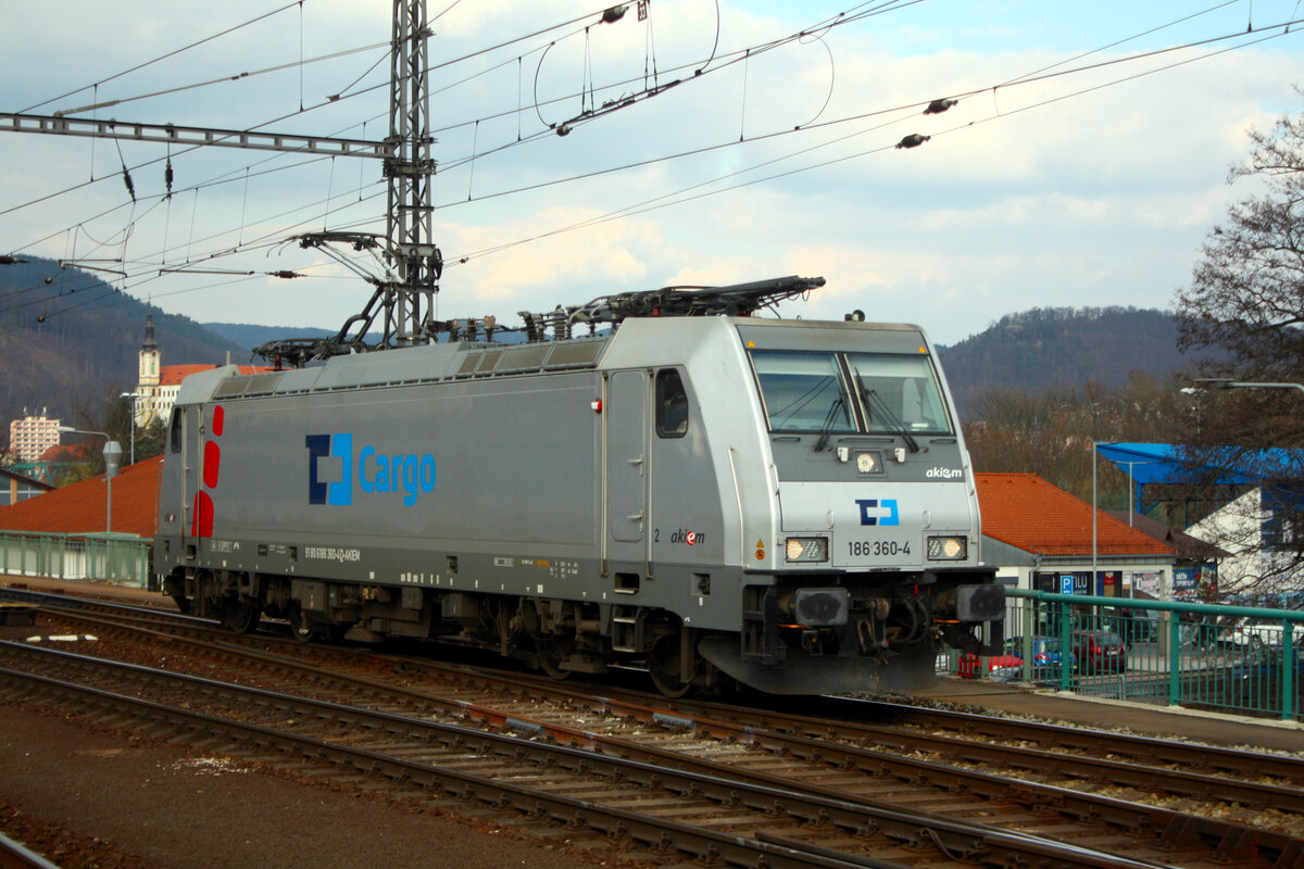 186 360 von CD Cargo bei der Durchfahrt im Bahnhof Decin hl.n. am 13.3.24