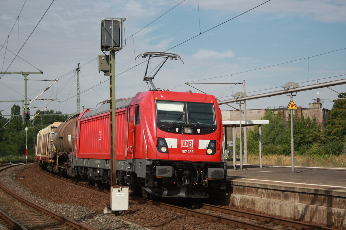 187 186 mit einen Gterzug bei der durchfahrt im Bahnhof Weienfels am 6.7.19
