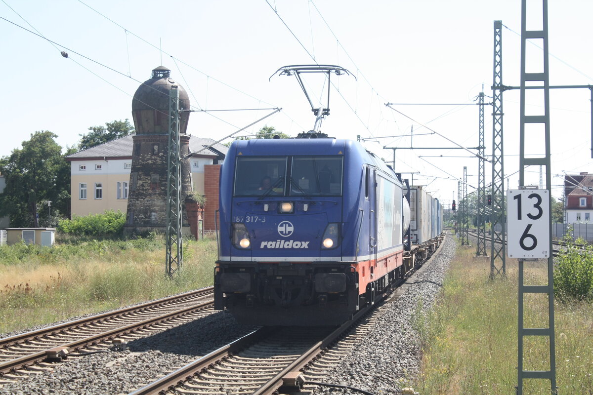 187 317 von Raildox mit einem Gterzug bei der Durchfahrt im Bahnhof Merseburg Hbf am 14.8.21