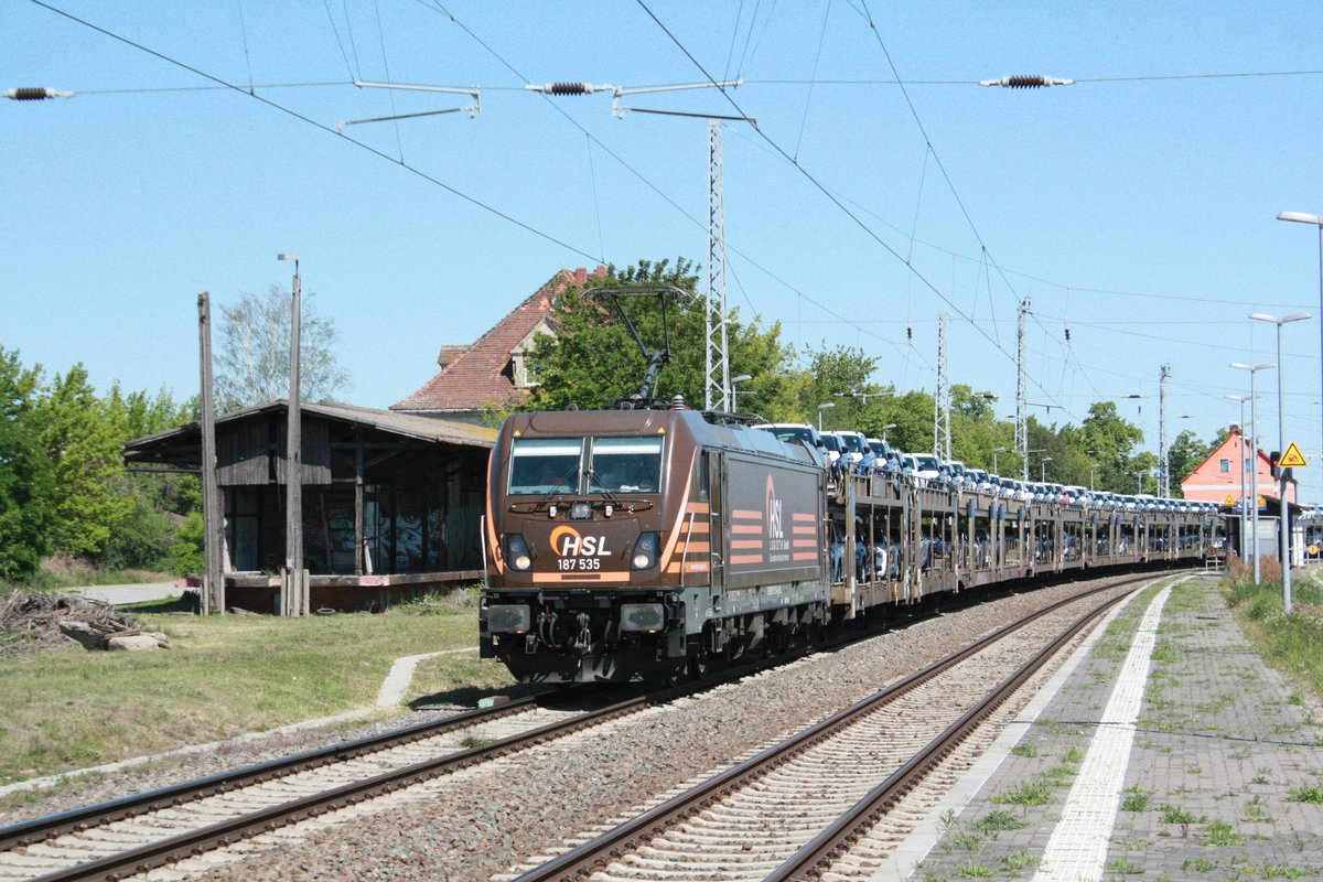 187 535 von HSL mit einem Autozug bei der durchfahrt im Bahnhof Angersdorf am 1.6.20