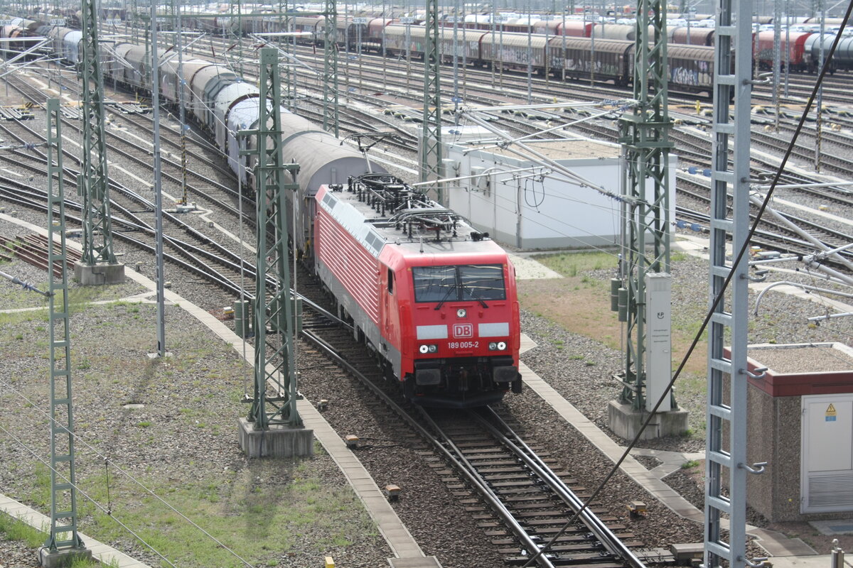 189 005 verlsst mit einem Gterzug den Gterbahnhof Halle/Saale am 29.4.22