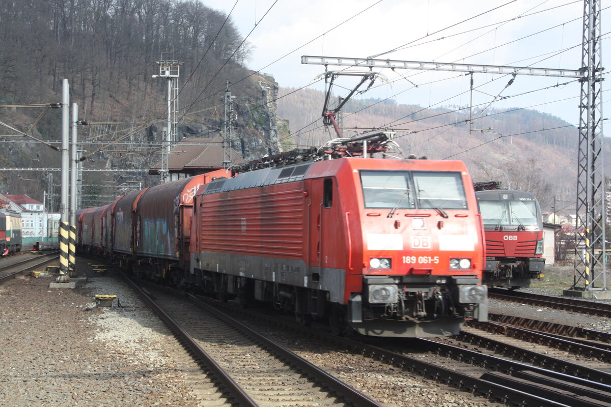 189 061 von DB Cargo mit einen Gterzug bei der Durchfahrt im Bahnhof Decin hl.n. am 13.3.24