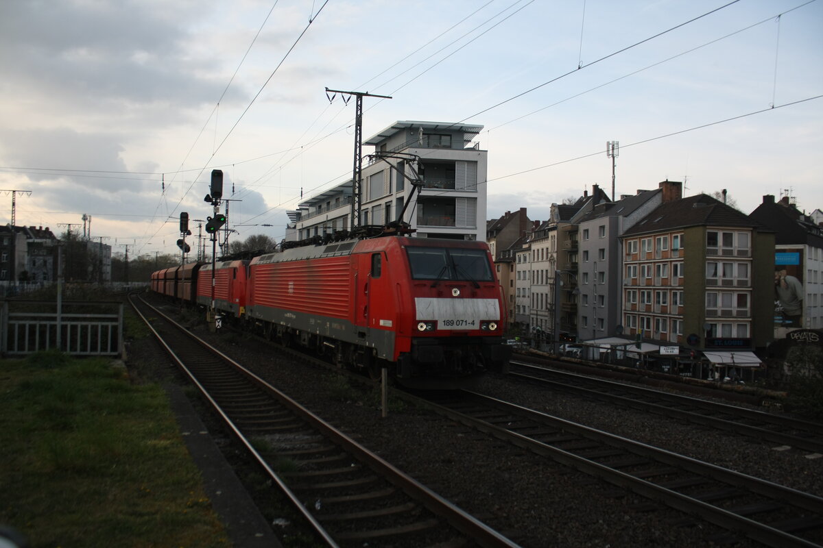 189 071 und 189 XXX mit einen Gterzug bei der Durchfahrt im Bahnhof Kln Sd am 2.4.22