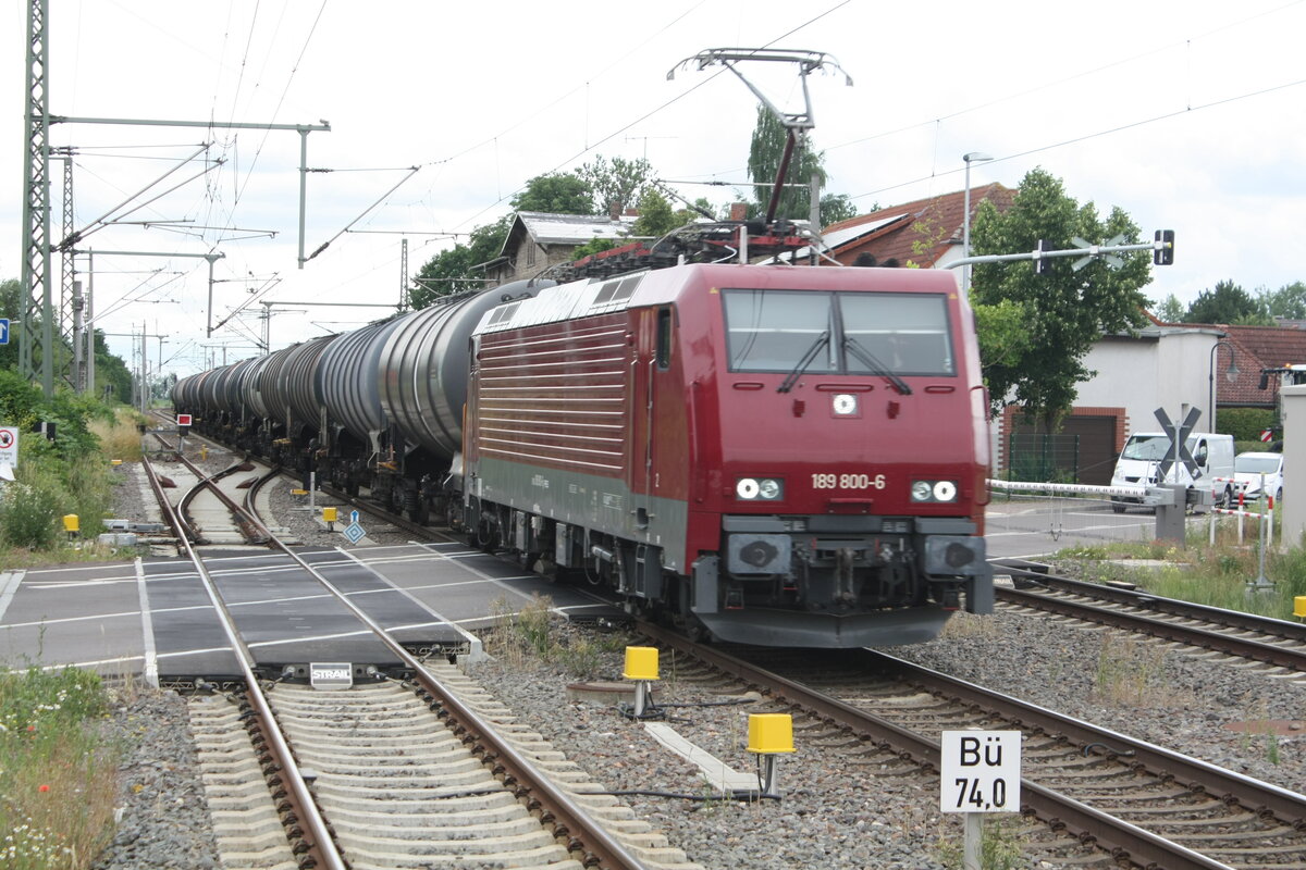 189 800 der PRESS mit einem Kesselzug bei der Durchfahrt im Bahnhof Niemberg am 5.7.21
