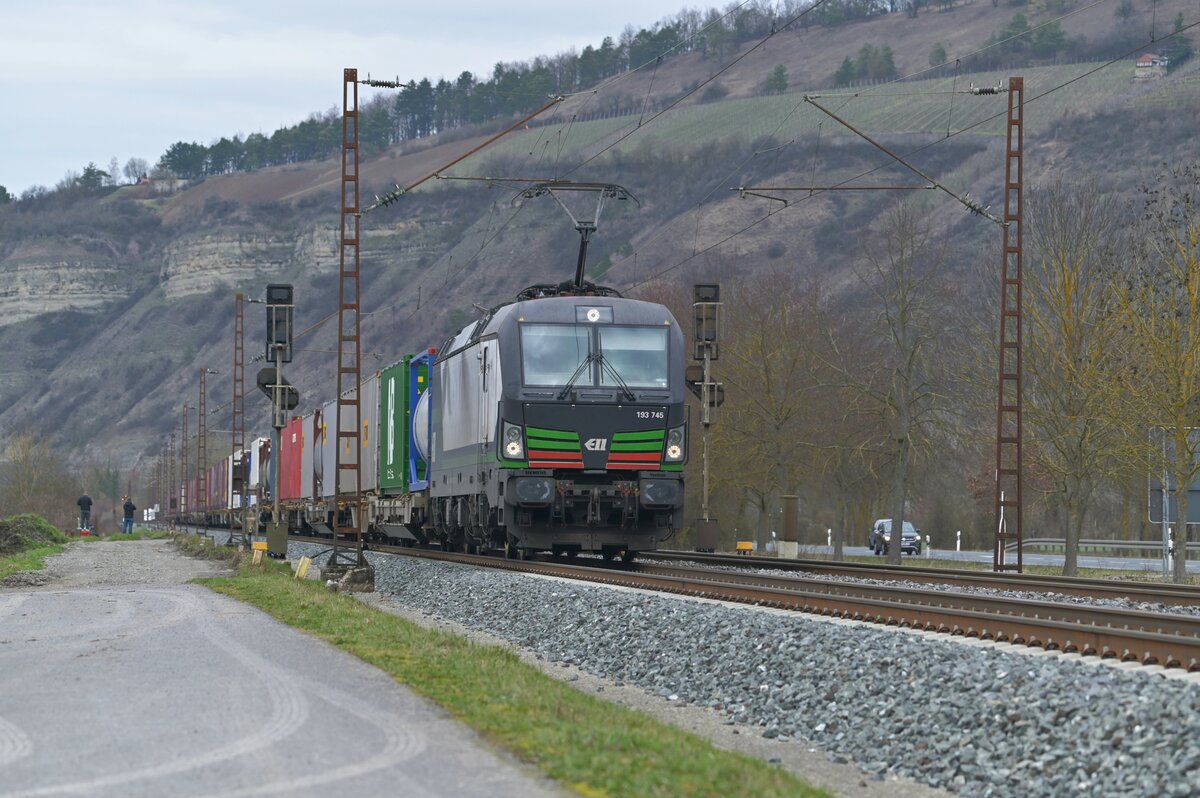 193 745 ist mit einem KLV am Sonntag den 17.2.2024 bei Thüngersheim gen Würburg fahrend zusehen. 
