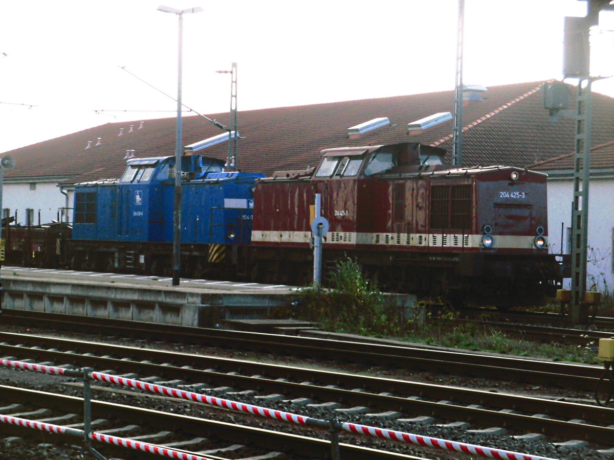 204 425 (203 230) und 204 036 (202 586) mit einen Bauzug im Bahnhof Delitzsch unt Bf am 13.11.17