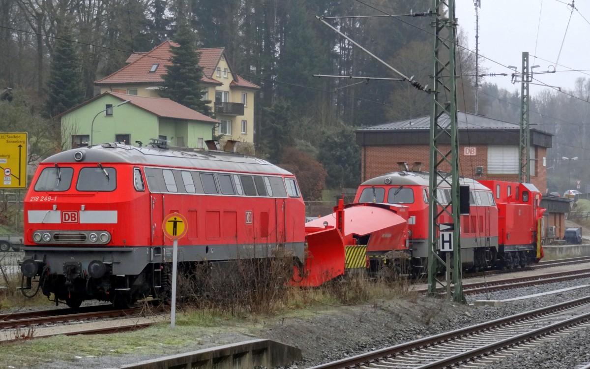 218-249 und eine Kollegin stehen mit Fahrzeugen für den Winterdienst im Bahnhof Kronach abgestellt. Aufgenommen im Dezember 2013.