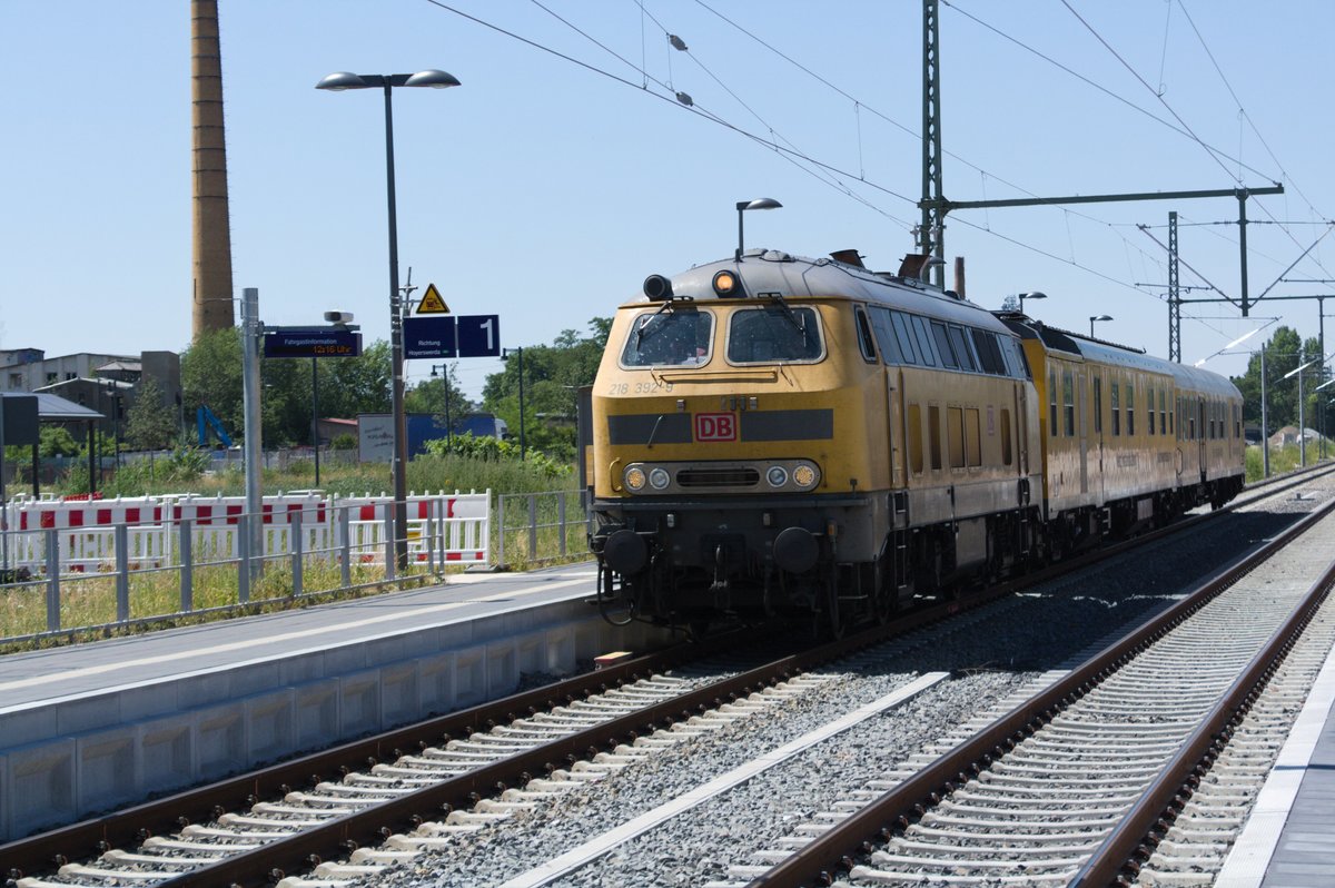 218 392 mit dem Messzug beim zwischenhalt im Bahnhof Taucha (b Leipzig) am 29.6.19