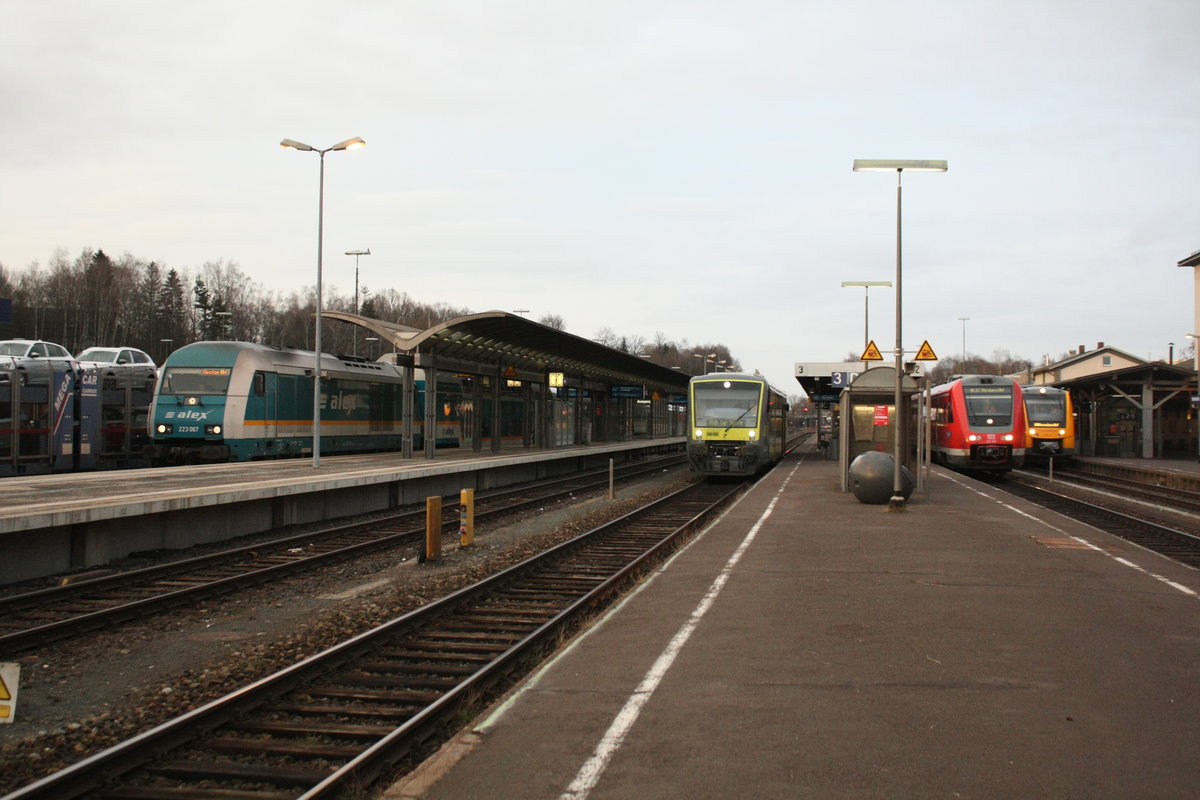 223 067 vom alex, VT 650 725, 612 595/095 und 1648 209/709 der Oberpfalzbahn im Bahnhof Marktredwitz am 22.3.21