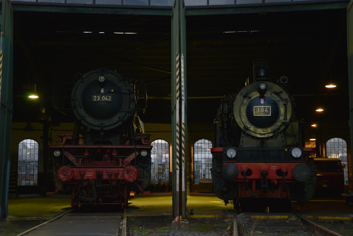 23 042 und ELNA 184 DME im Lokschuppen des Eisenbahnmuseum Darmstadt-Kranichstein im Nov.2015