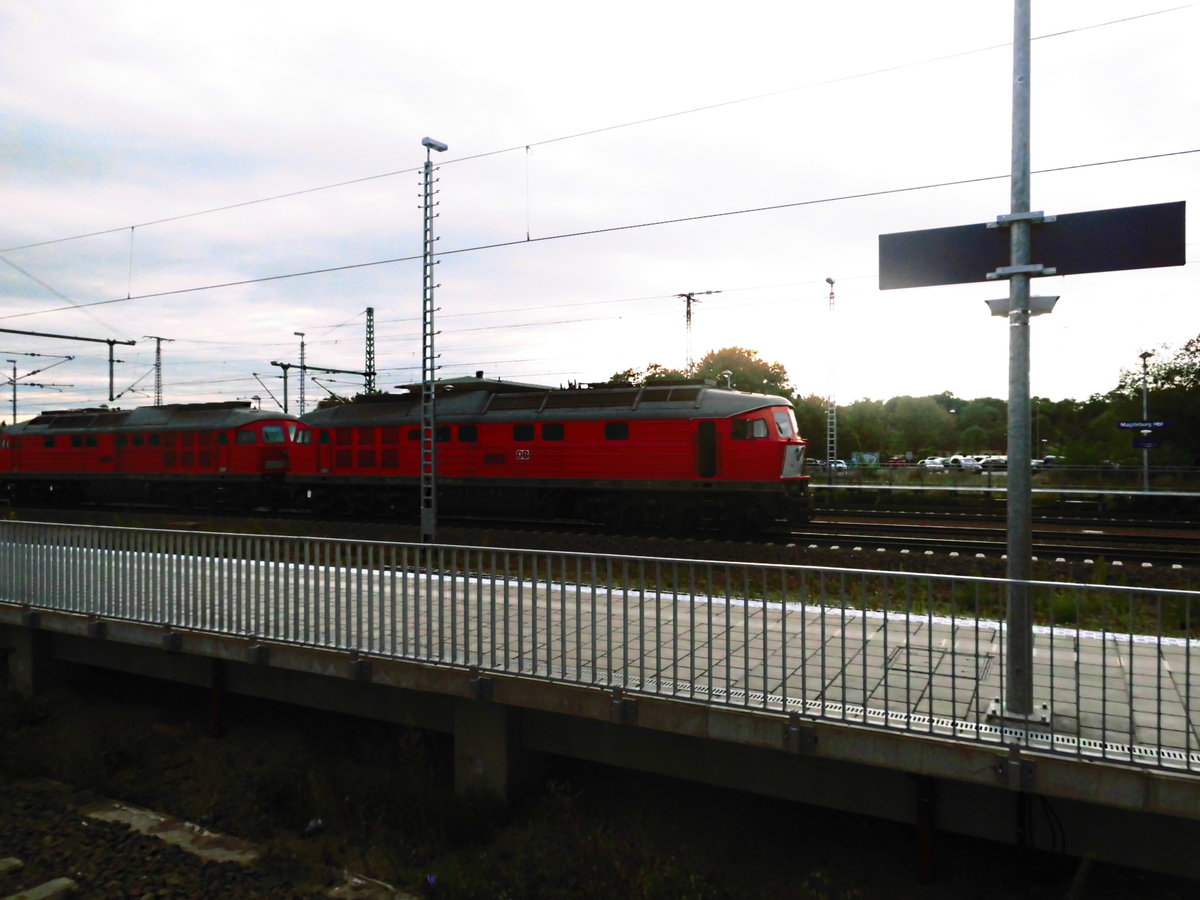 232 201 mit einer Schwestermaschine bei der durchfahrt am Magdeburger Hbf am 9.9.18