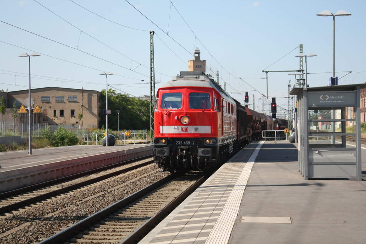 232 469 mit einem Gterzug bei der Durchfahrt im Bahnhof Merseburg Hbf am 18.6.21