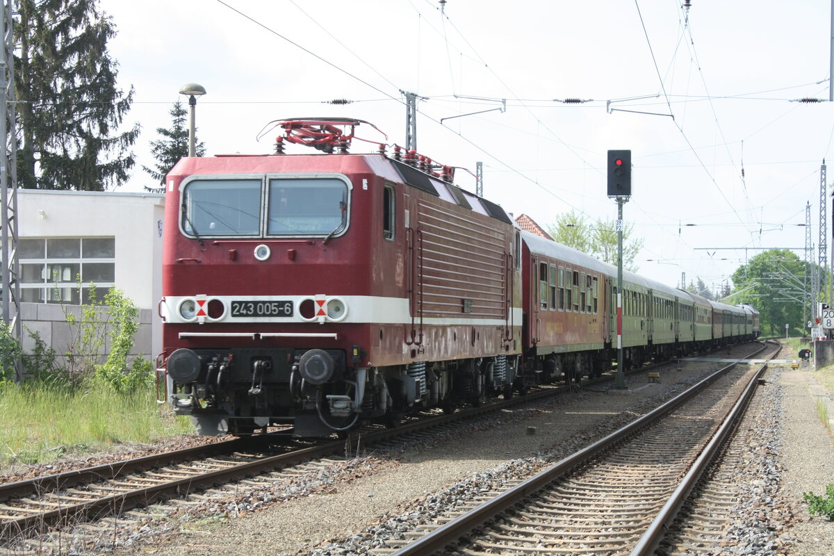 232 601 der WFL mit 243 005 verlsst den Bahnhof Ortrand in Richtung Groenhain am 14.5.22