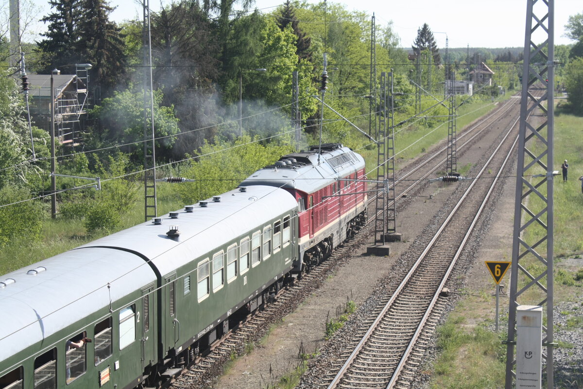 232 601 der WFL mit 243 005 verlassen den Bahnhof Ortrand in Richtung Groenhain am 15.5.22
