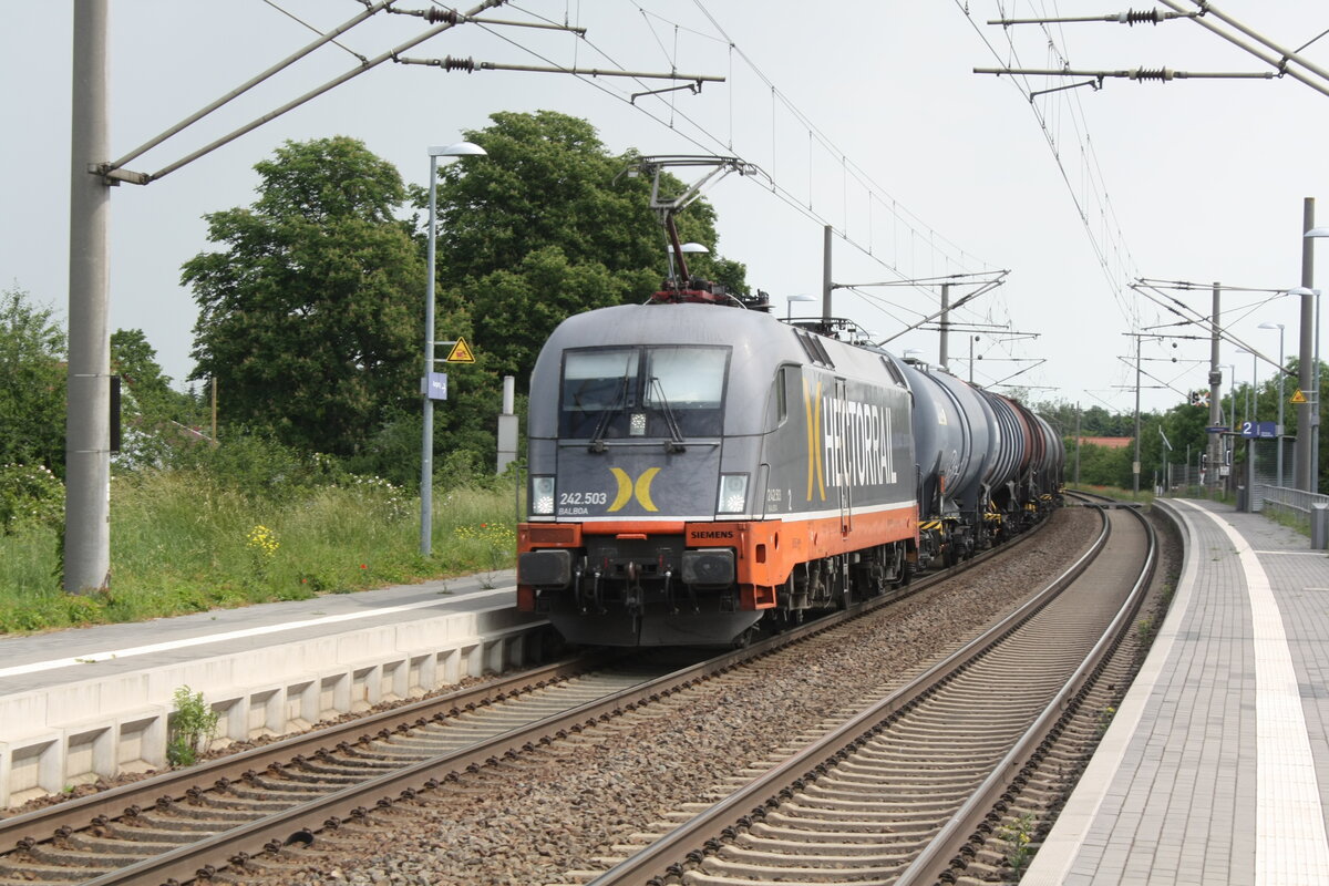 242.503 von Hectorrail mit einem Kesselzug bei der Durchfahrt in Zberitz am 9.6.21