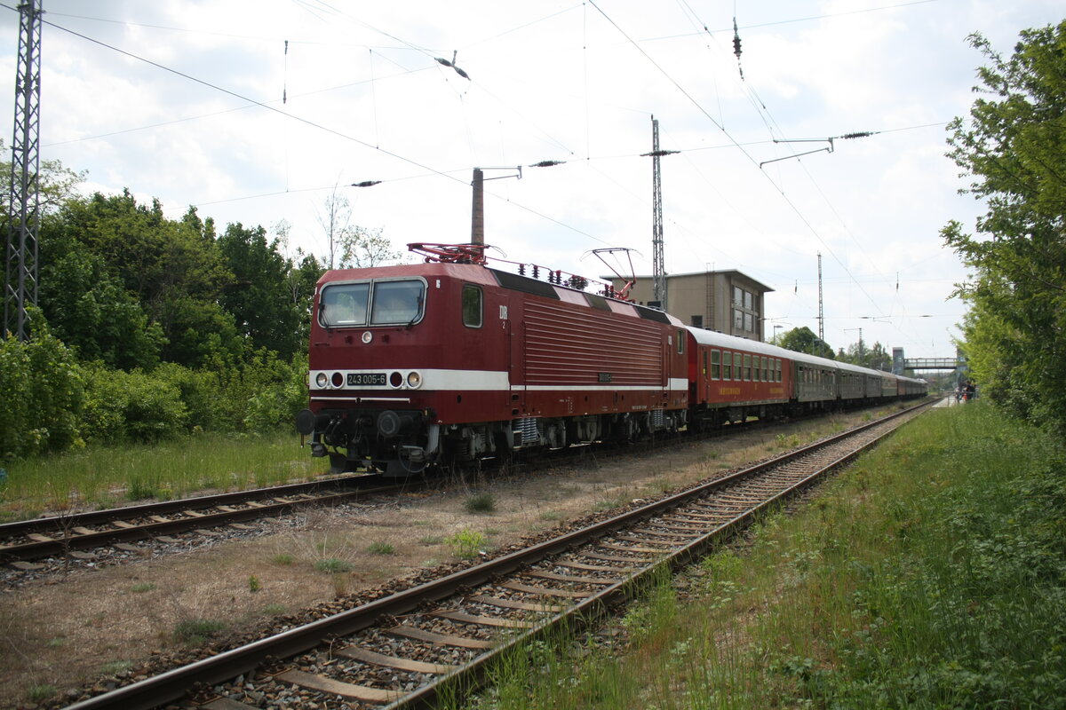 243 005 mit 232 601 der WFL verlsst mit dem Sonderzug den Bahnhof Ortrand in Richtung Cottbus Hbf am 14.5.22