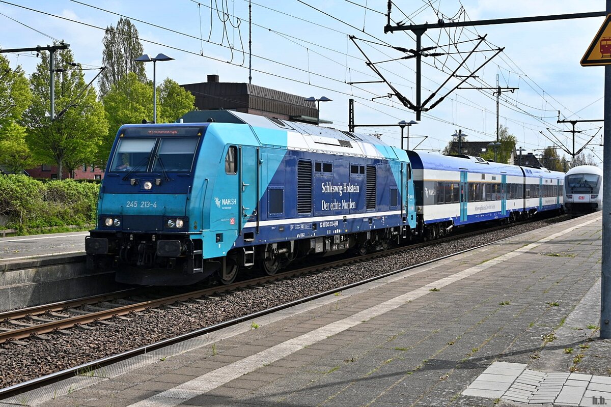 245 013-4 stand mit den RE6 nach westerland,im bahnhof itzehoe,29.04.22
