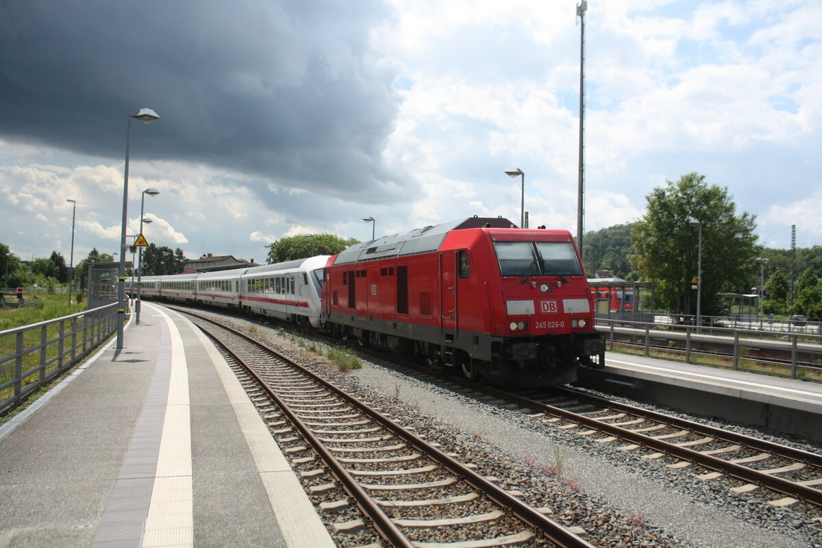 245 026 bei der Einfahrt in den Bahnhof Jena-Gschwitz am 1.6.22