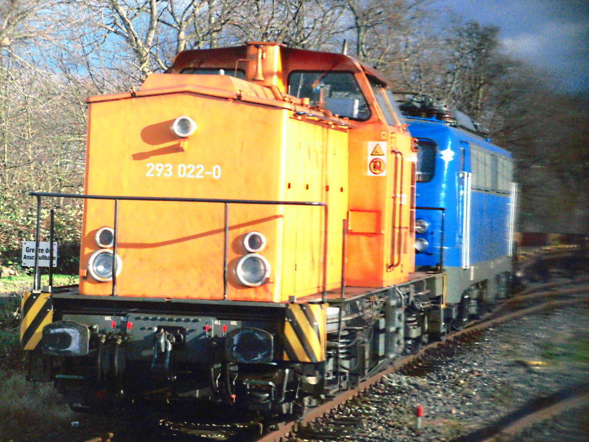 293 022 von MTEG und 140 XXX von der PRESS im Bahnhof Klitschmar am 12.12.17