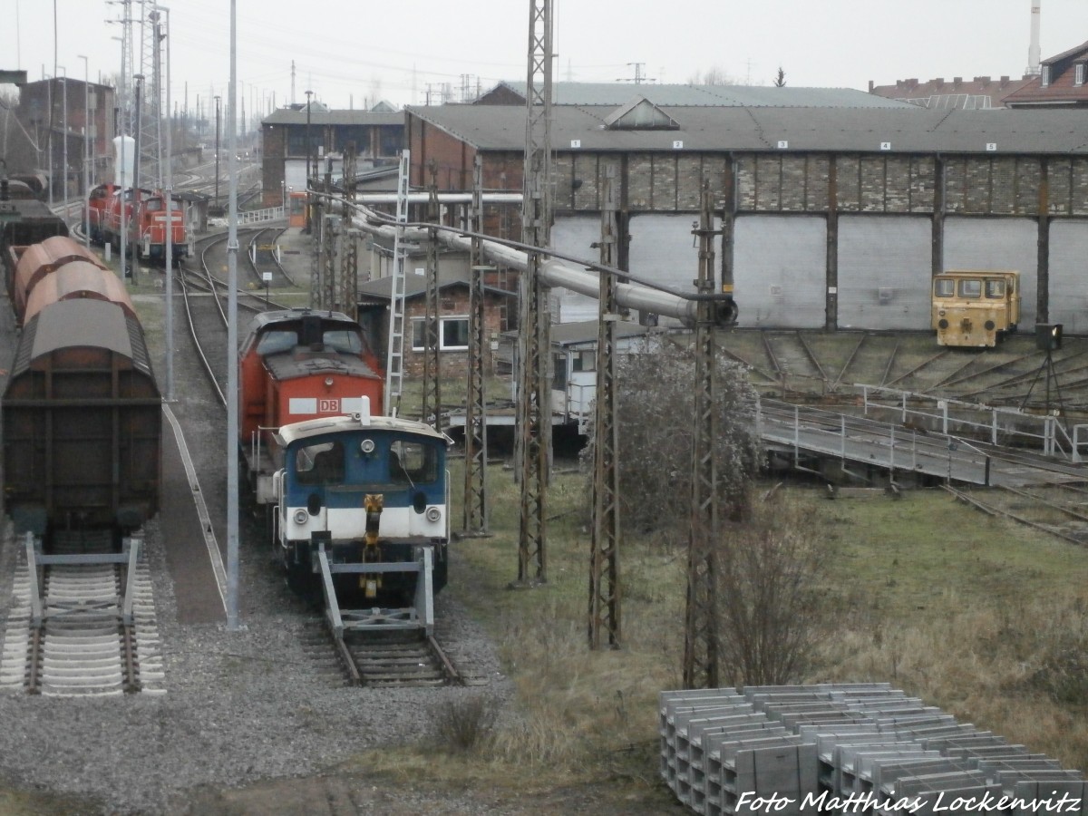298 332-8 und 332 XXX-X  abgestellt am Lokschuppen an der Berliner Brcke in Halle (Saale) am 5.1.15