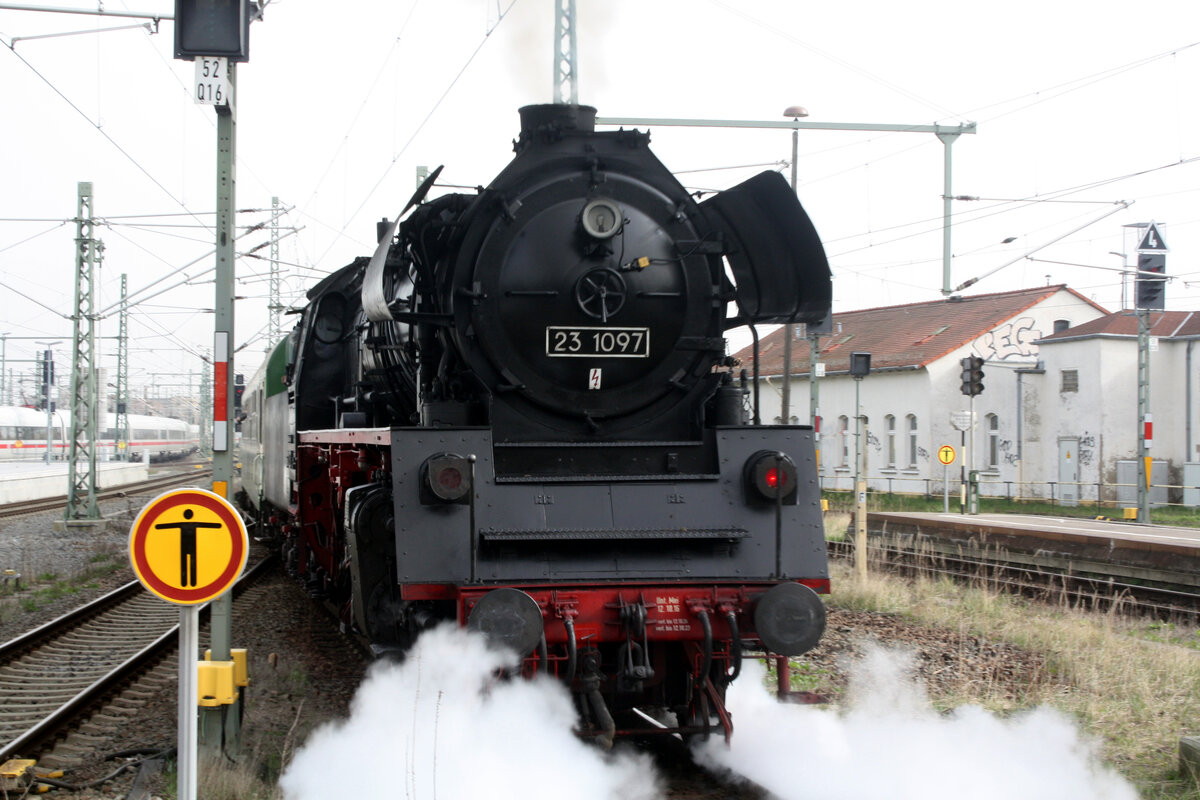 345 137 mit 23 1097 (35 1097) verlassen als Sonderzug den Bahnhof Leipzig Hbf am 30.3.24