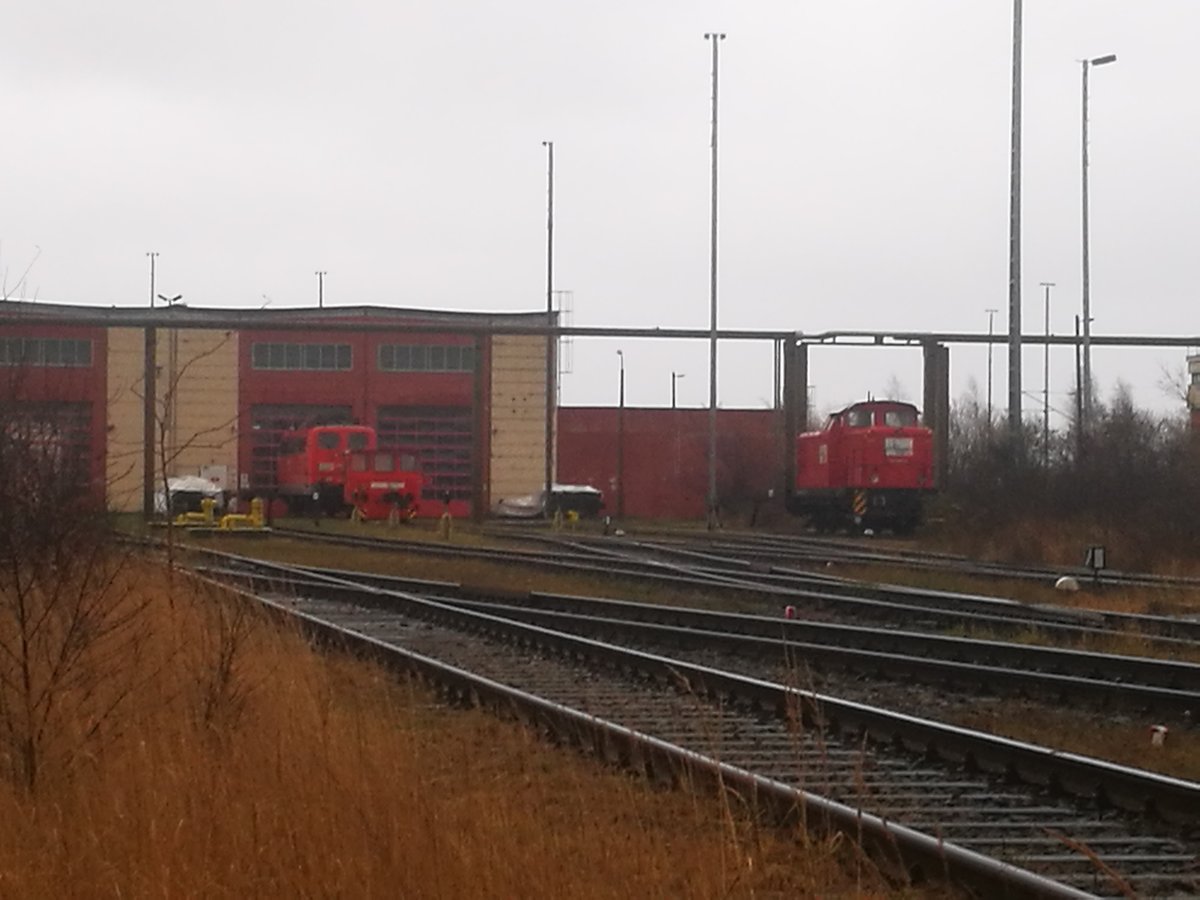 345 XXX der Baltic Portrail und 140 XXX mit einen Akkuschlepper abgestellt in Mukran/Rgen am 23.12.18
