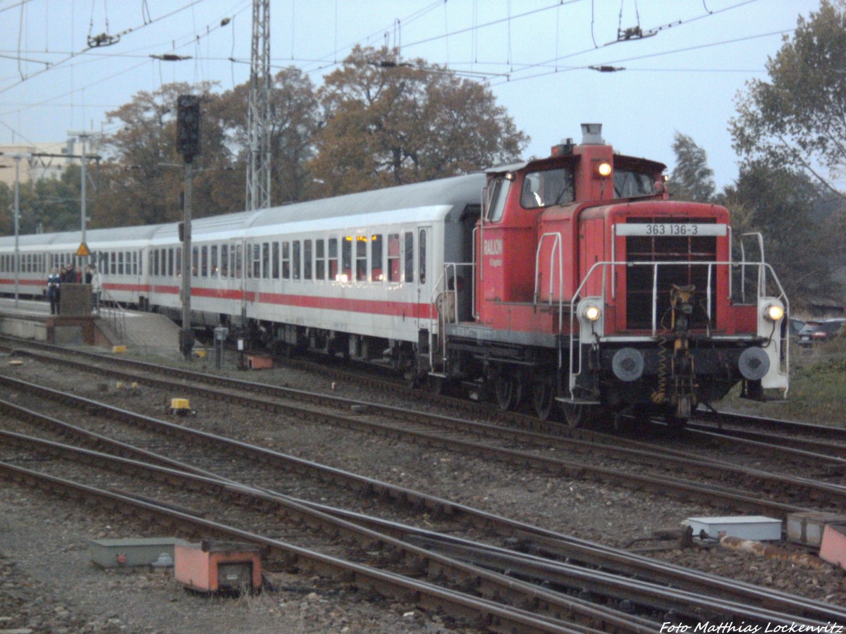 363 136-3 mit IC-Wagen beim Rangieren im Bahnhof Stralsund Hbf am 12.10.13